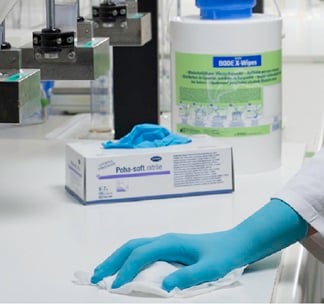 Industriereinigung Flächen mit Handschuhe und Desinfektionsmittel