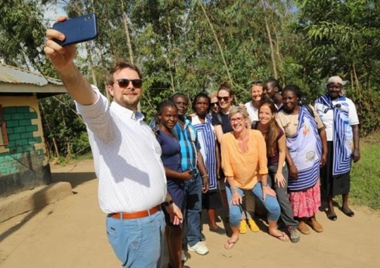 Jan taking a group selfie with his HARTMANN colleagues and Kenyan healthcare workers