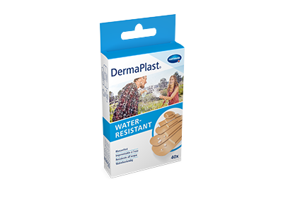 Confezione cerotti DermaPlast® Water Resistant con Giovane coppia sorridente si spruzza con il tubo dell'acqua