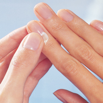 Pflege der Nägel – Hautpflege im Job beugt Irritationen vor