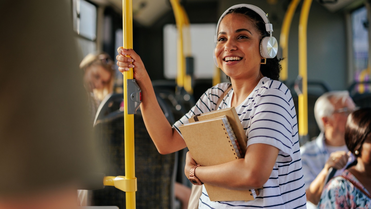 Frau mit Kopfhörer im Bus