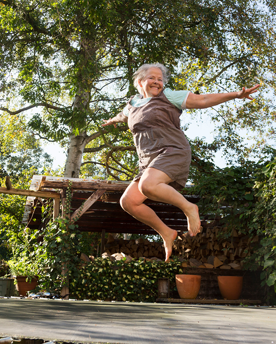 actieve lachende vrouw op trampoline
