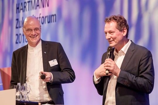 Dr. Eckart von Hirschhausen und Andreas Joehle beim HARTMANN Zukunftsforum 2018