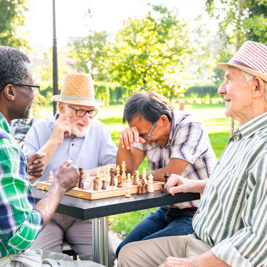 Seniorzy grają w szachy