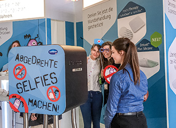 Bremer Wundkongress Besucherin vor der Selfie-Box