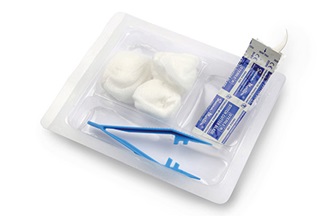 Sada zložená z tampónov, pinzety a ďalších doplnkov, sterilne uzavretá v plastovej vaničke, tvorí jeden z mnohých Medisetov od značky HARTMANN.